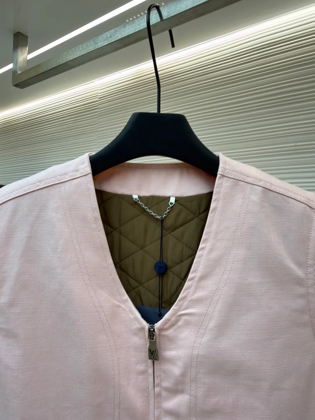 LOUIS Vuitton ●Description: This vest is made of high-quality cotton and linen blended fabrics, and the main tone of pink gives it a soft and fashionable feel. It has a V-neck design and a metal zipper placket, which is smooth and has industrial style details. The double patch pockets on the front chest have a three-dimensional structure, and the pockets are double-fastened with metal rivets and buttons to enhance practicality and decoration. A brand leather label is also embellished on the bottom of the bag to enhance recognition. The interior is quilted and the cotton batting is evenly distributed to ensure warmth and avoid clumping. The seams of the body are made of flat stitching + hemming technology, and the stitching is neat and firm, demonstrating exquisite workmanship. The overall shape is loose and moderate, combining the toughness of work clothes with the casualness of daily wear. From fabric selection to detail sewing, every craftsmanship takes into account both style expression and wearing experience. The overall wiring is straight and delicate, the fabric is comfortable and soft, and the color is consistent without color difference. It can be matched with the same style to create a fashionable look and control various occasions. Customized accessories, complete with three standards, same style for men and women!